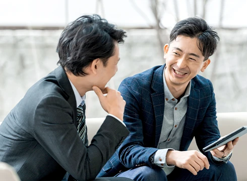 男性2人が話し合う写真